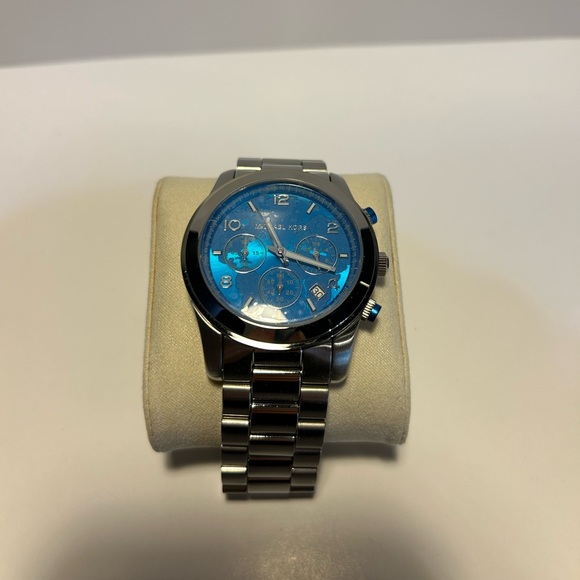 Michael Kors Watch Hunger Stop Oversized Runway Silver-Tone Watch - Picture 12 of 16